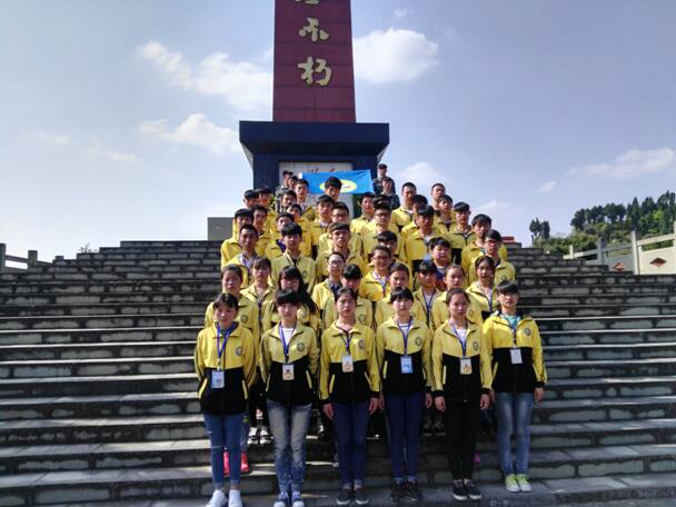 華達(dá)中學(xué)開(kāi)展愛(ài)心掃墓活動(dòng)