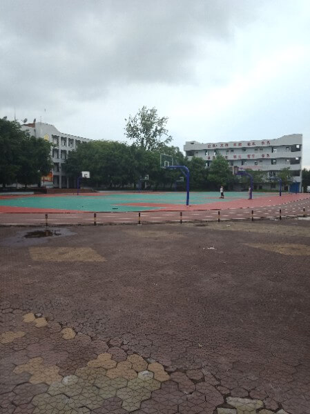 地處內(nèi)江市東興區(qū)郭北鎮(zhèn)。學(xué)校依山傍水，位于清流河畔，獅子山腳下。五十多年來，以其優(yōu)良的校風、教風、學(xué)風、社會形象和獨特的辦學(xué)風格，被評為“內(nèi)江市示范性高中”、“內(nèi)江市校風示范校”、“內(nèi)江市最佳文明單位”、“內(nèi)江市辦學(xué)水平督導(dǎo)評估優(yōu)秀學(xué)校”、“內(nèi)江市體育傳統(tǒng)項目學(xué)校”、“內(nèi)江市德育工作先進學(xué)?！?、“內(nèi)江市和諧校園”。