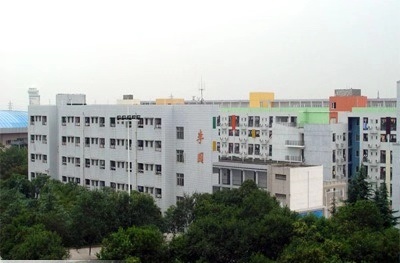 南山中學(xué)地理位置在哪里？