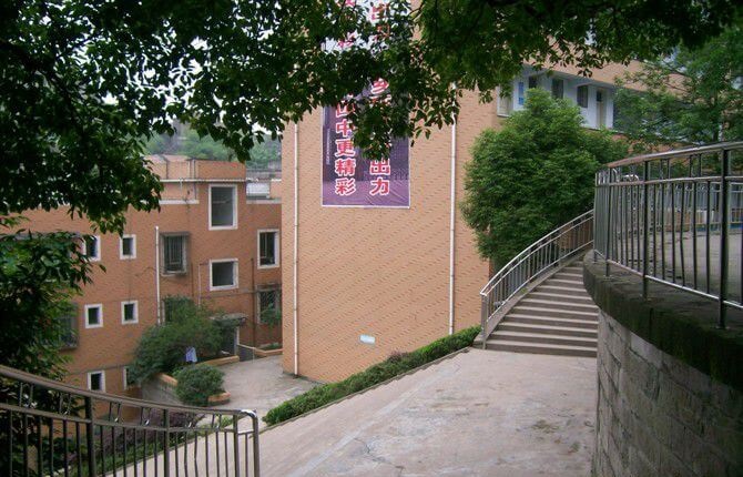 江安縣第四中學(xué)的現(xiàn)任校長(zhǎng)是誰(shuí)？
