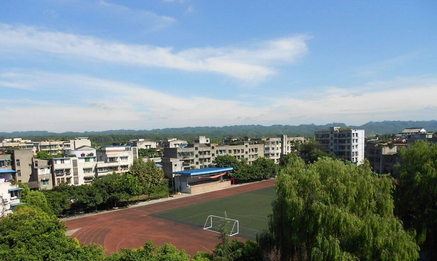青神中學(xué)校園環(huán)境好不好？