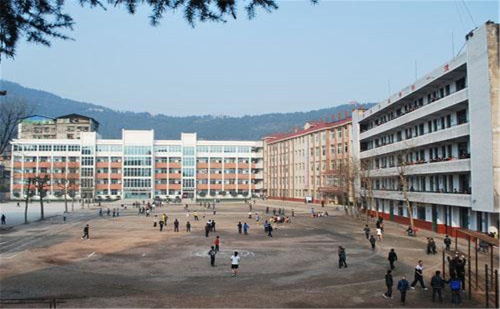 平昌縣第二中學學校環(huán)境怎么樣？
