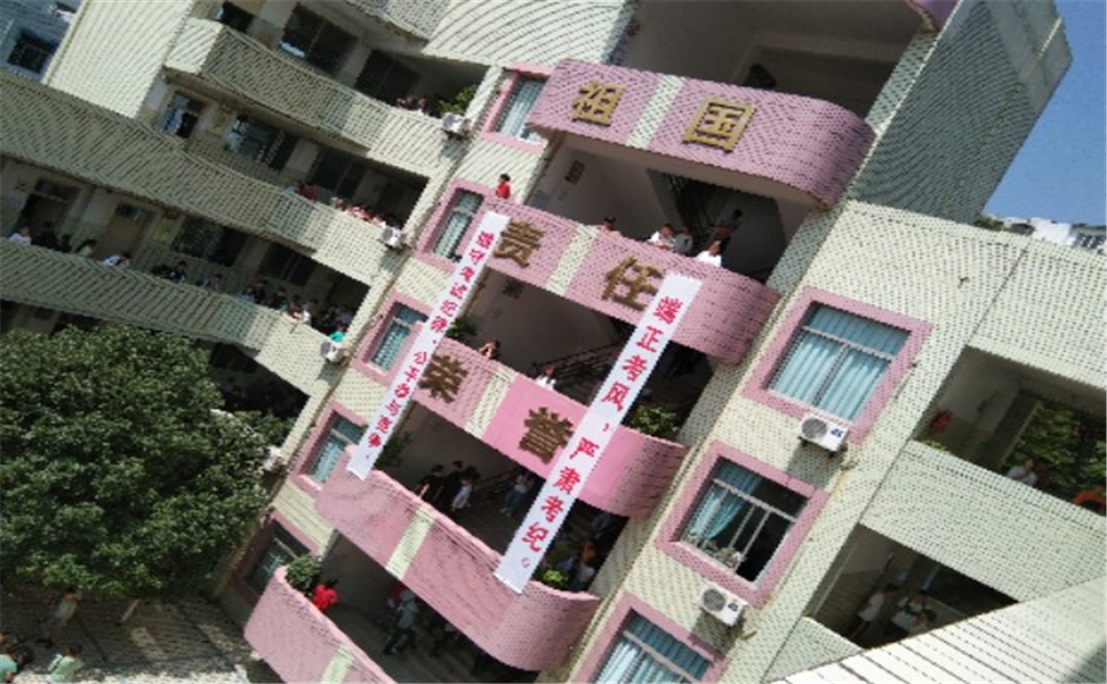 內(nèi)江市翔龍中學(xué)2020年學(xué)校學(xué)費多少錢一年？