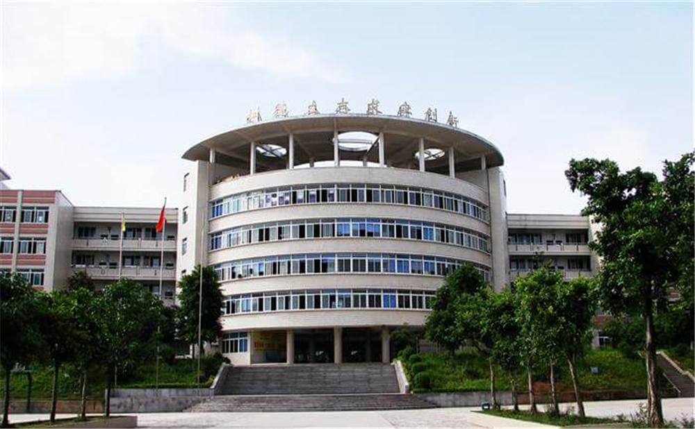 高坪中學(xué)學(xué)校環(huán)境怎么樣？