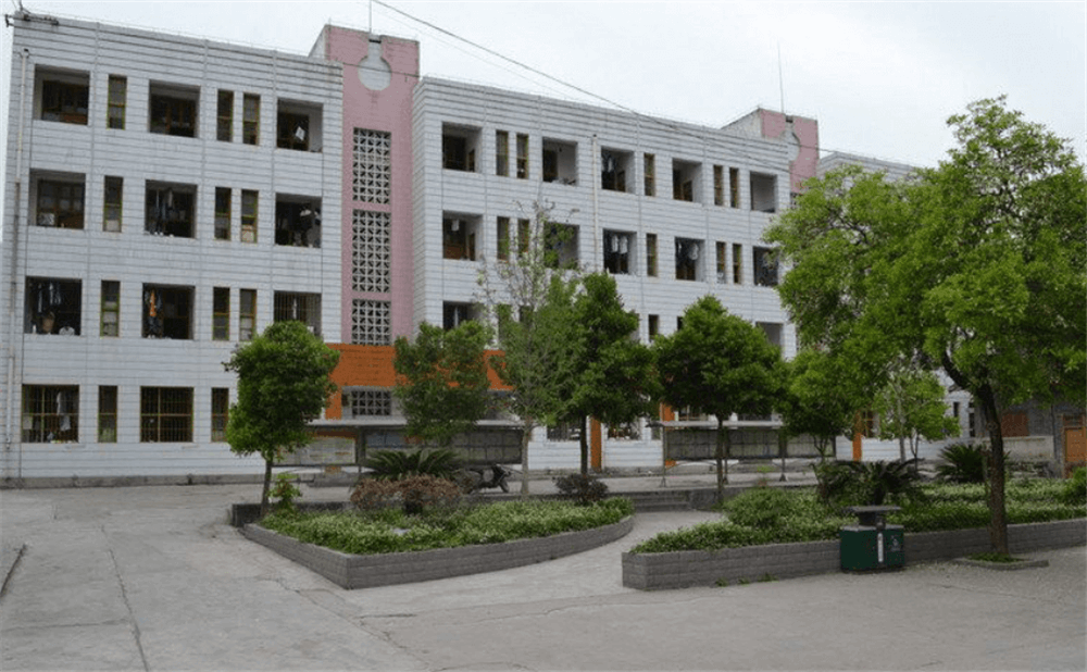 閬中市柏埡中學(xué)2020年學(xué)校學(xué)費(fèi)多少錢一年？