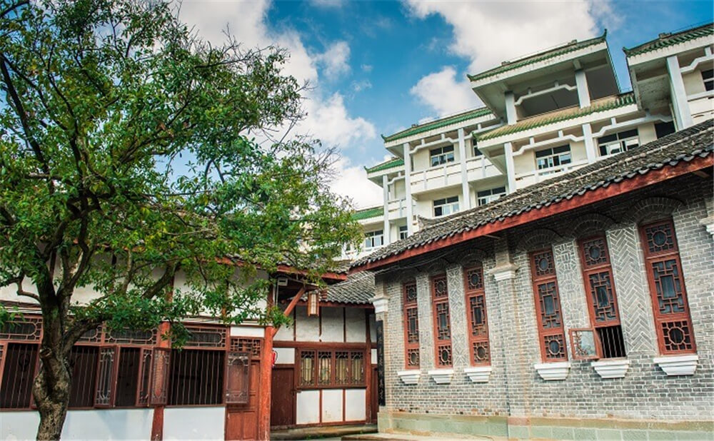 閬中東風中學學校環(huán)境怎么樣？