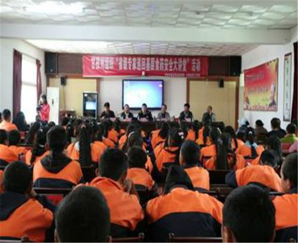 鄉(xiāng)城縣中學(xué)2020年學(xué)校學(xué)費(fèi)多少錢一年？