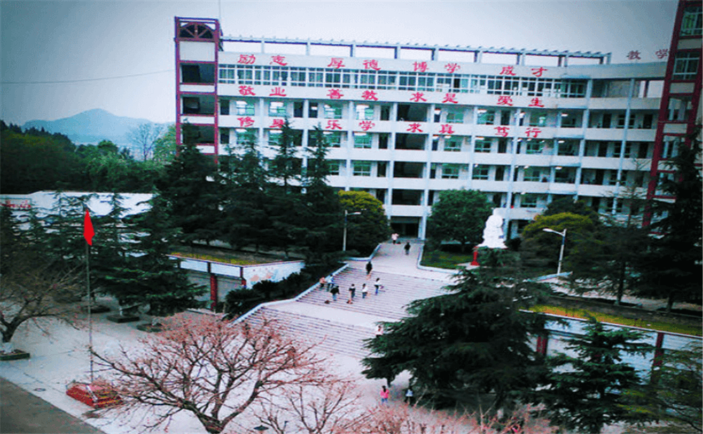 南部市伏虎中學(xué)學(xué)校詳細(xì)地址在什么地方？