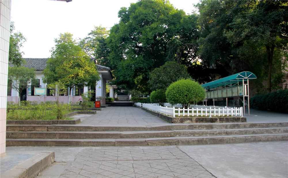 蓬安中學學校詳細地址在什么地方？