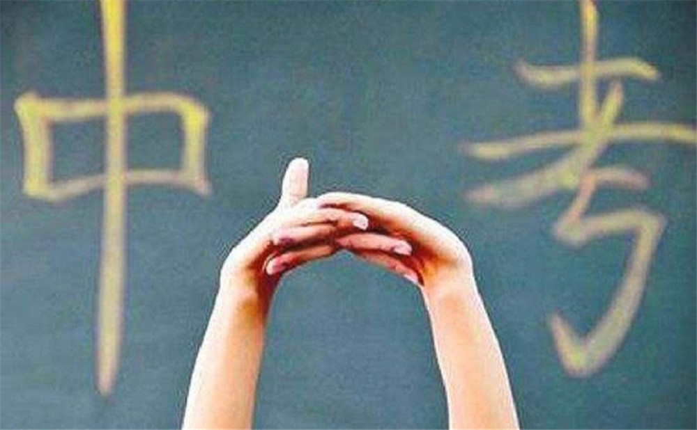 新格林藝術(shù)高級中學(xué)校每年的學(xué)費(fèi)是多少？