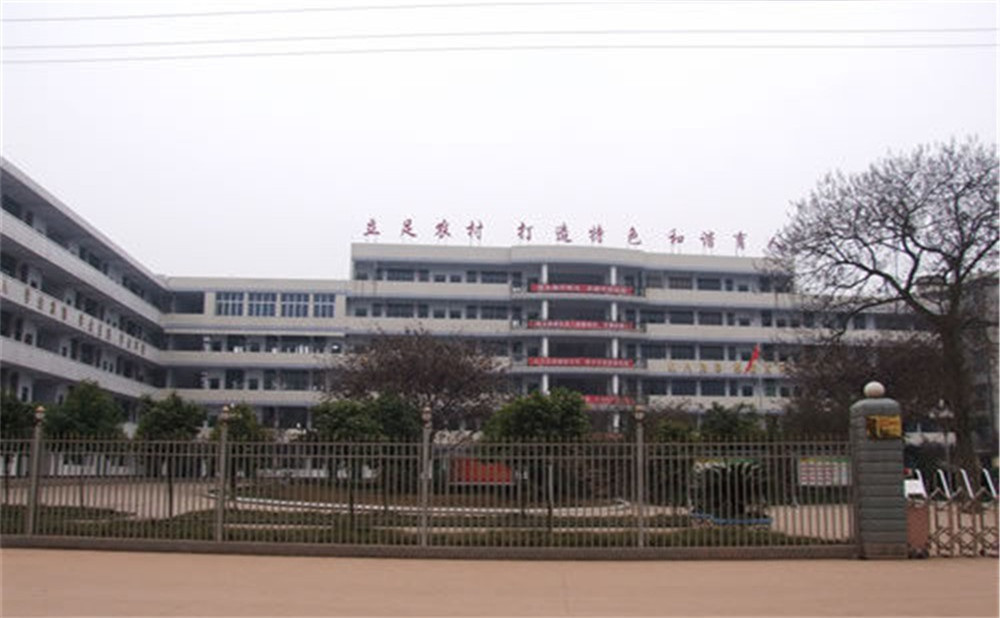 三岔中學(xué)每年的學(xué)費是多少？
