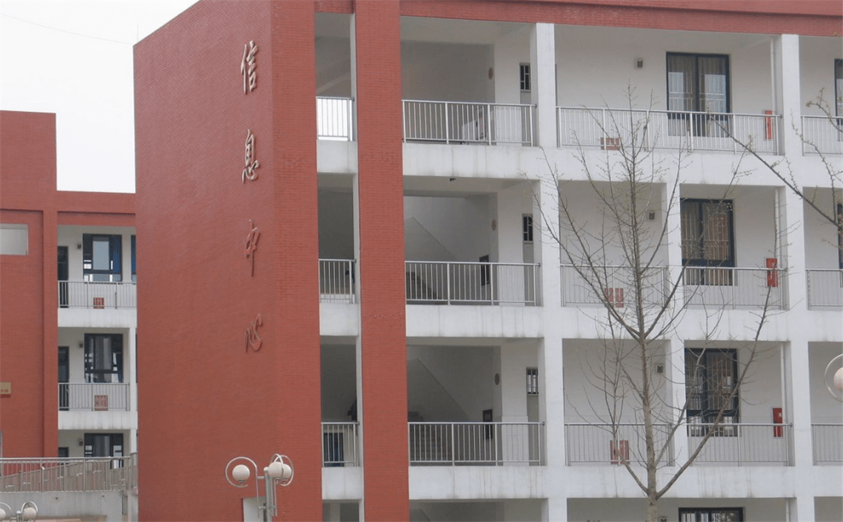 金堂中學(xué)每年的學(xué)費(fèi)是多少錢？