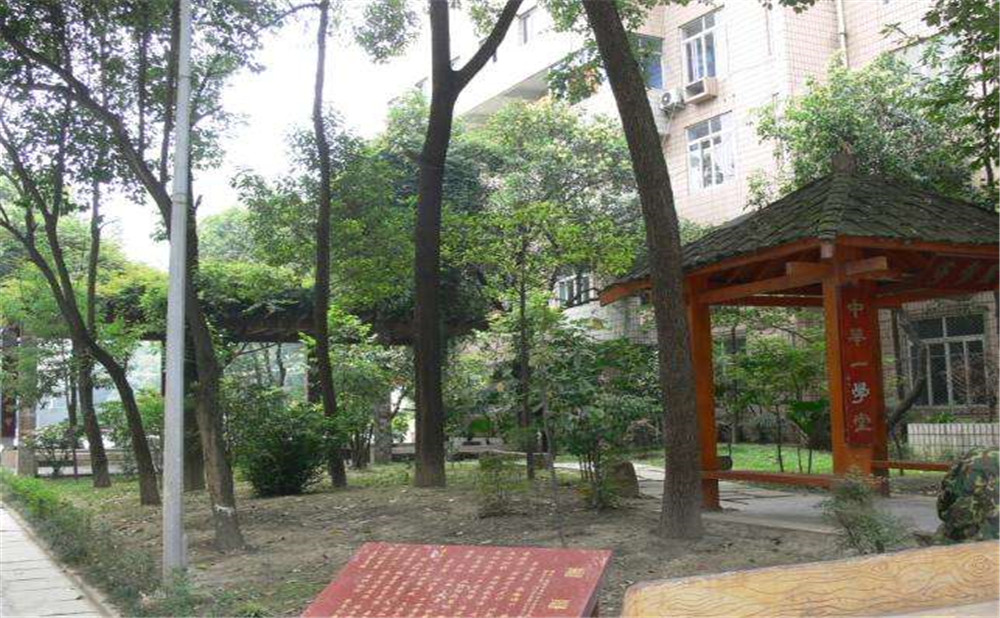 石室聯(lián)合中學(xué)蜀華分校外招生一年的學(xué)費(fèi)是多少？