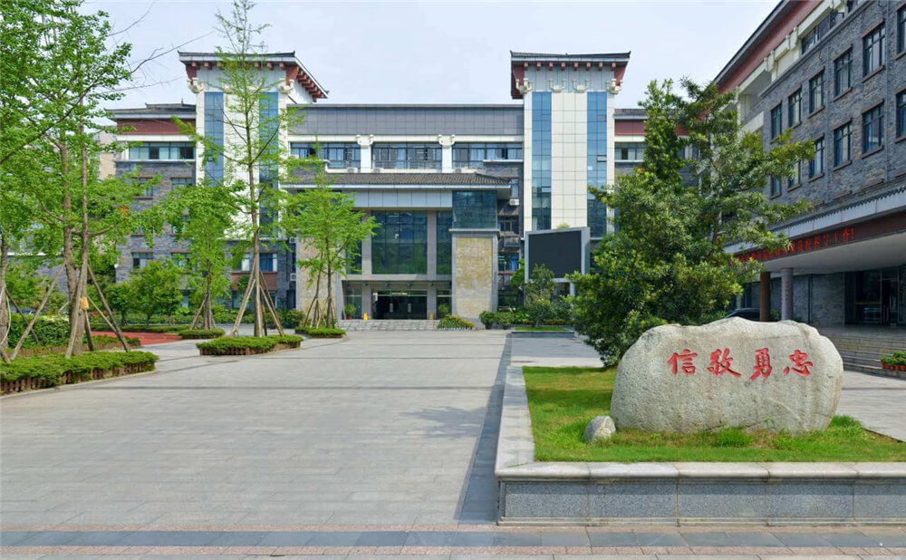 成都市西北中學(xué)外招生一年的學(xué)費是多少錢？