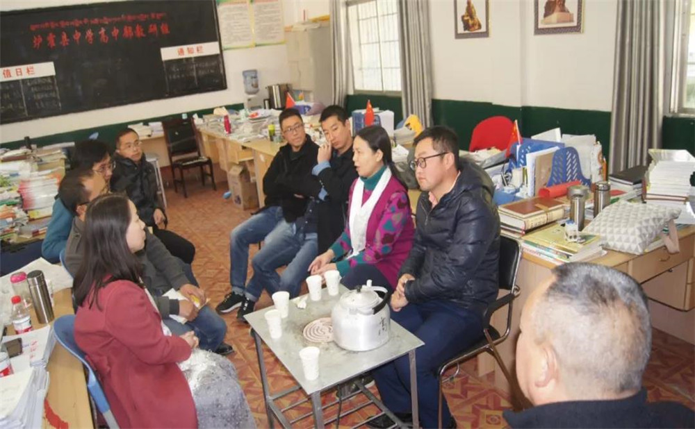 四川師范大學附屬中學外招生一年的學費是多少？