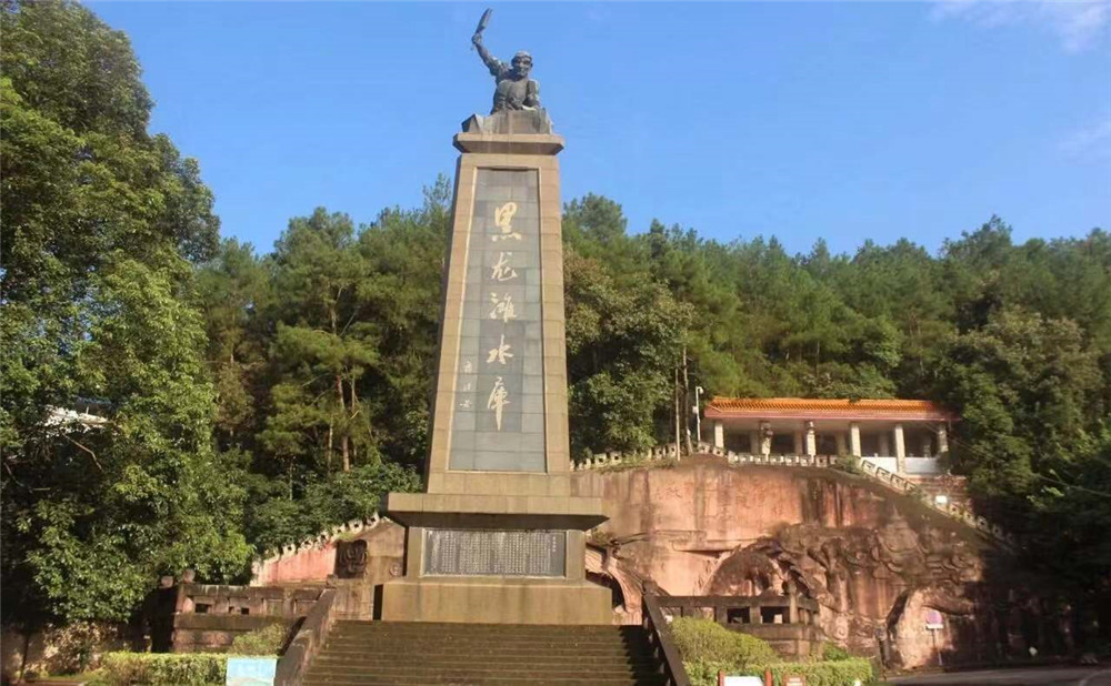 成都石室中學(xué)每年學(xué)費(fèi)多少？