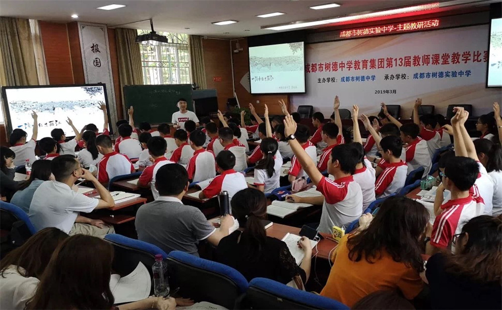 成都市泡桐樹中學(xué)每年學(xué)費(fèi)多少？
