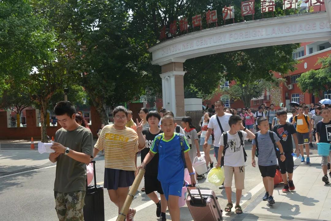 成都新世紀外國語學校一年的學費是多少？