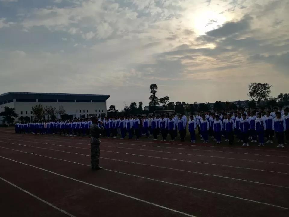 敖平中學去年的錄取分數(shù)線是多少？