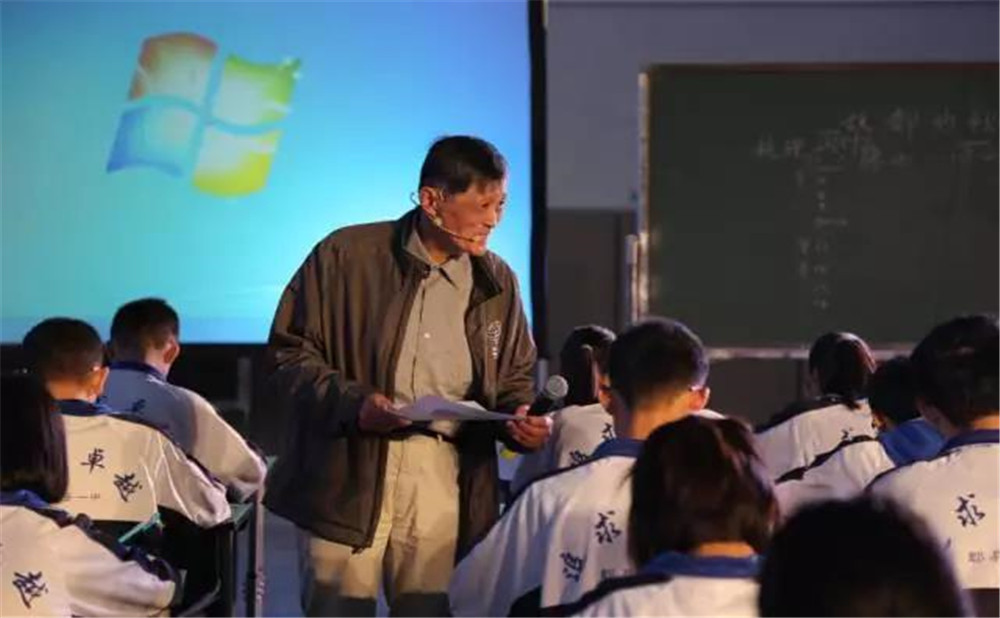 郫縣一中外招生一年的學費是多少？