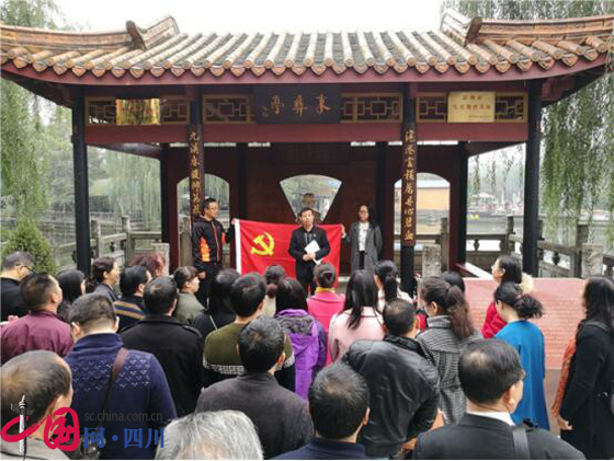 石室白馬中學(xué)一年的學(xué)費是多少？