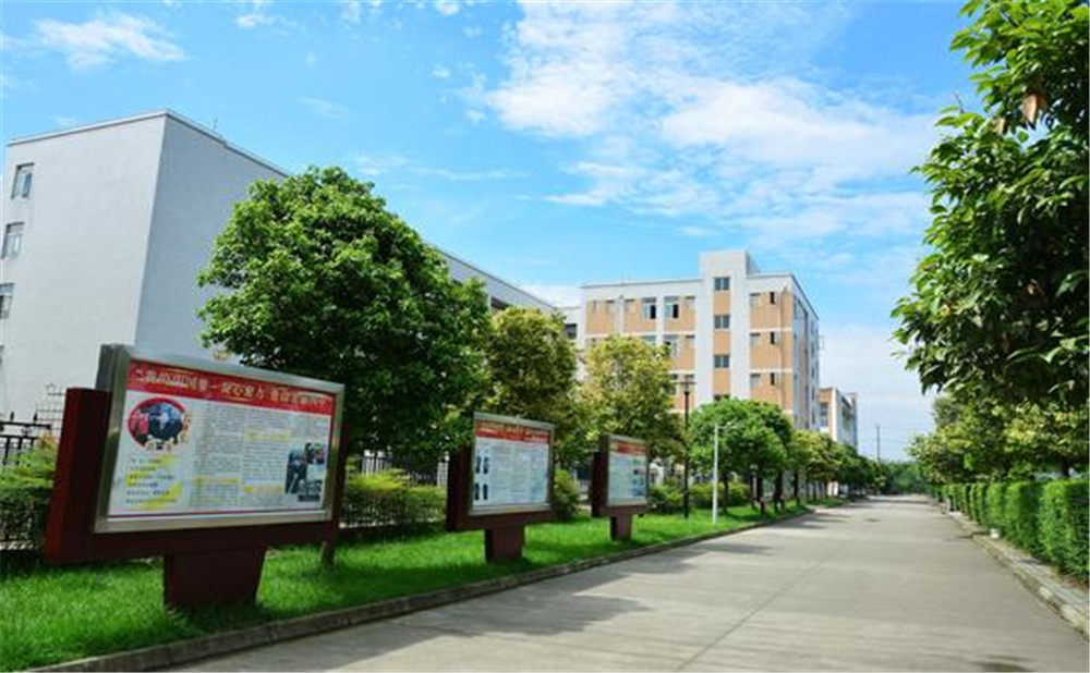 郫縣四中外招生一年的學(xué)費(fèi)是多少？