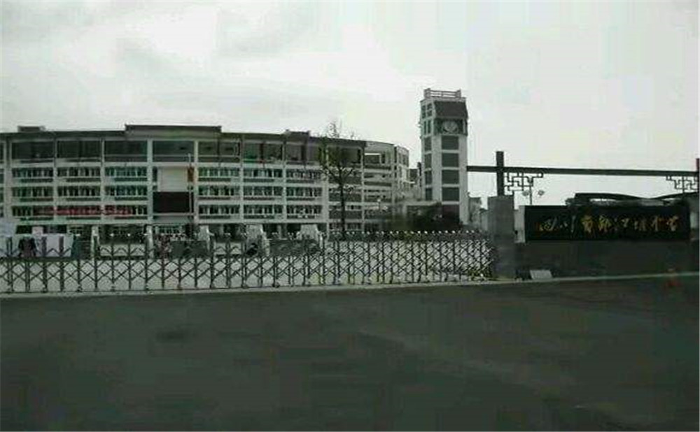 都江堰中學招生一年的學費是多少？