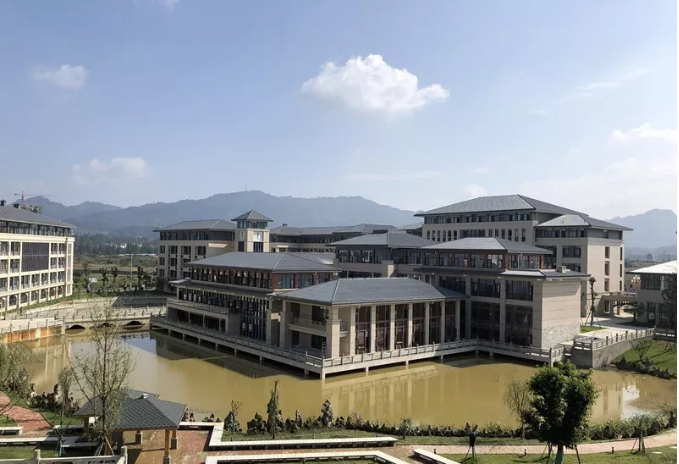 蒲江中學的環(huán)境怎么樣？