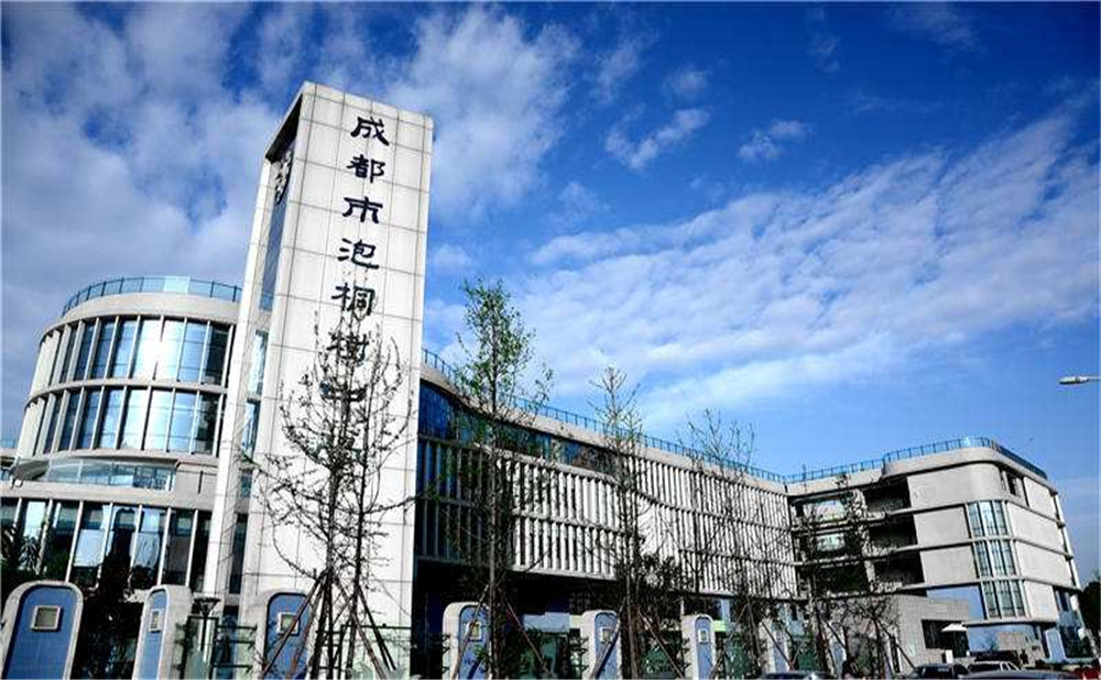 成都市泡桐樹中學的學費是多少？