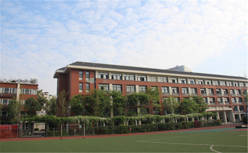 成都七中八一學(xué)校近三年的錄取分?jǐn)?shù)是多少？