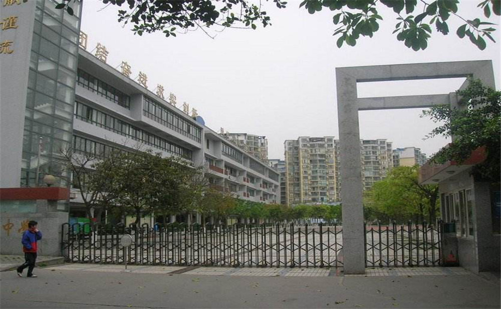成都玉林中學的高中住宿怎么樣？