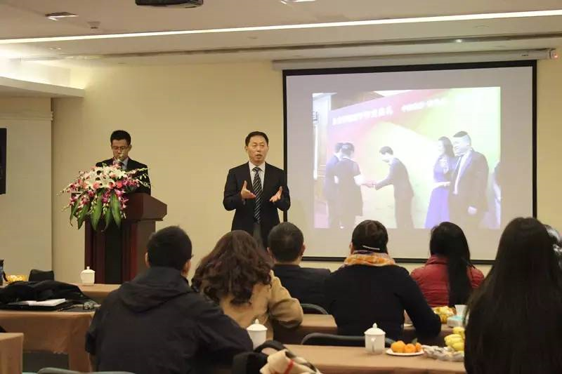 成都西雅美途外國語聯(lián)合學(xué)校的學(xué)費是多少？