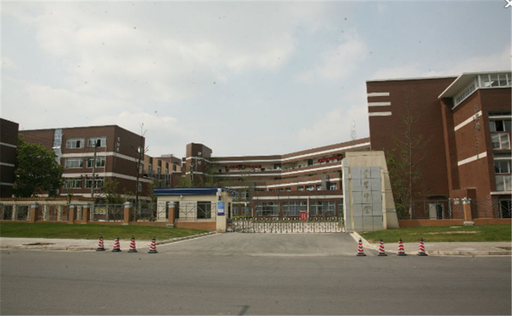 金牛中學(xué)的學(xué)費(fèi)是多少？