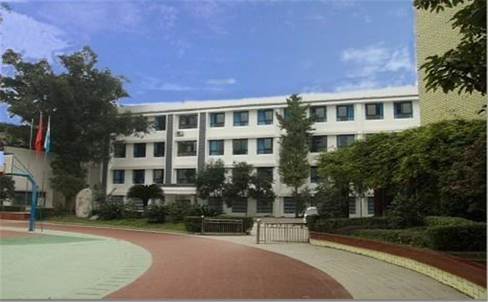 成都市第三十三中學(xué)近三年的錄取分?jǐn)?shù)是多少？