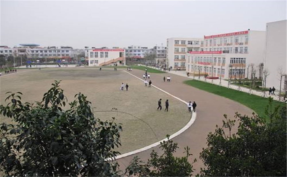 蜀城中學(xué)的學(xué)費(fèi)是多少？
