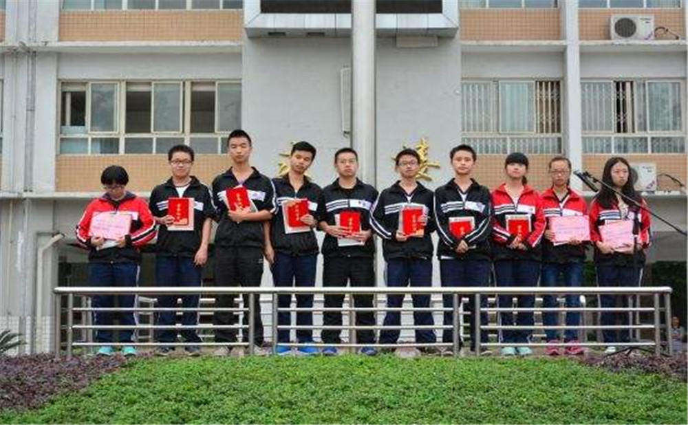 郫縣四中學(xué)費是多少？