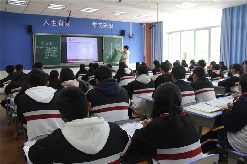 蒲江中學(xué)的學(xué)費(fèi)是多少？