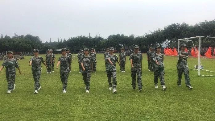 華潤高級中學(xué)的學(xué)費(fèi)是多少？