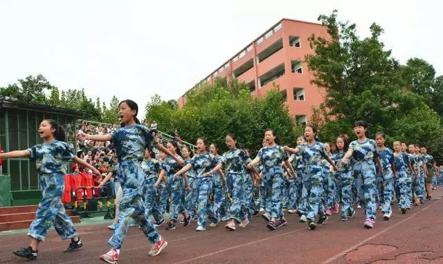 成都新世紀(jì)外國(guó)語(yǔ)學(xué)校高中一年的學(xué)費(fèi)是多少？