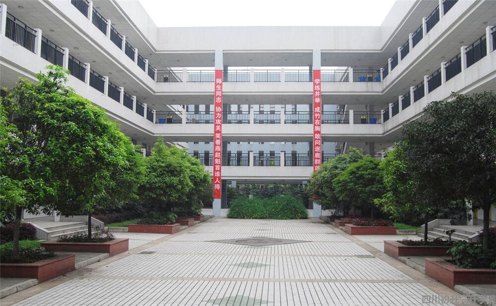 香城中學高中一年的學費多少錢？