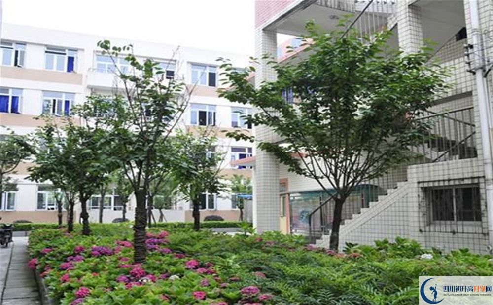 蜀城中學(xué)高中一年的學(xué)費(fèi)多少錢？