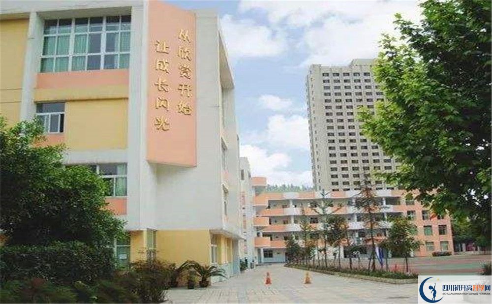 成都成飛中學(xué)高中本部的錄取分?jǐn)?shù)是多少？