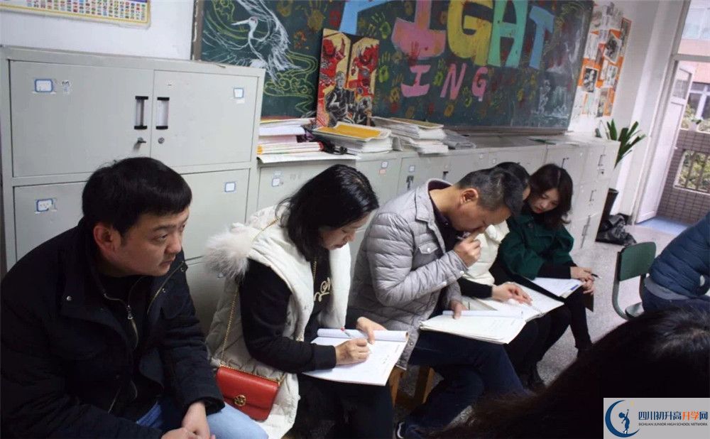 成都市鹽道街中學(xué)的學(xué)費(fèi)收費(fèi)標(biāo)準(zhǔn)是多少？