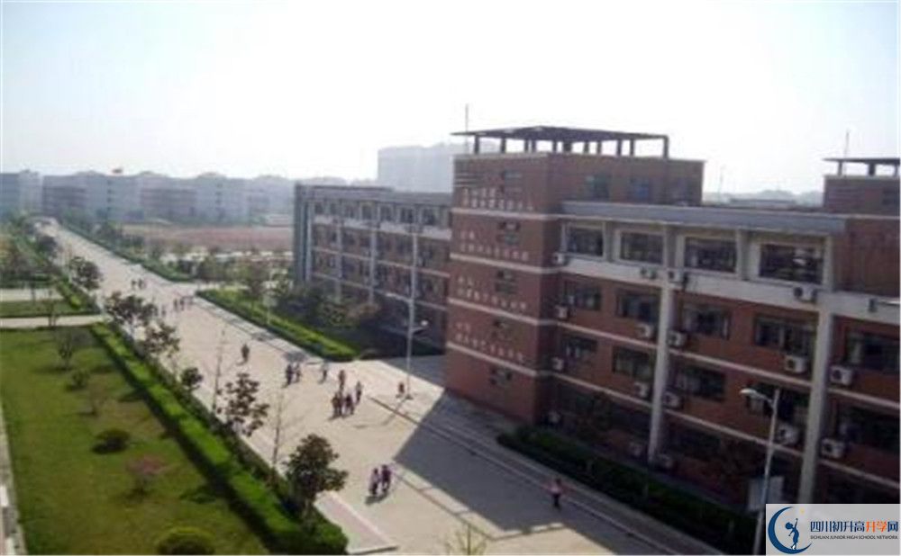 都江堰中學(xué)的學(xué)費收費標(biāo)準(zhǔn)是多少？
