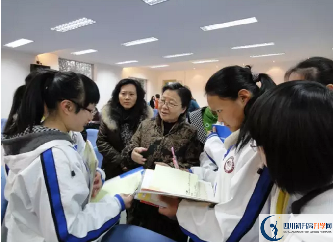 成都市田家炳中學一年的學費是多少？