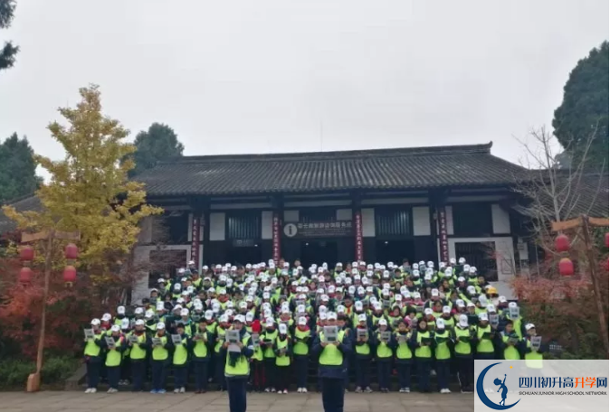 成都教科院附屬學(xué)校一年的學(xué)費(fèi)是多少？