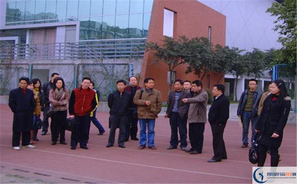 成都華西中學(xué)的招生分數(shù)線是多少？