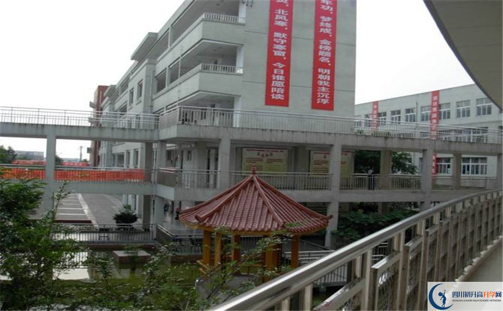 中考成都市龍泉中學的招生分數線是多少？