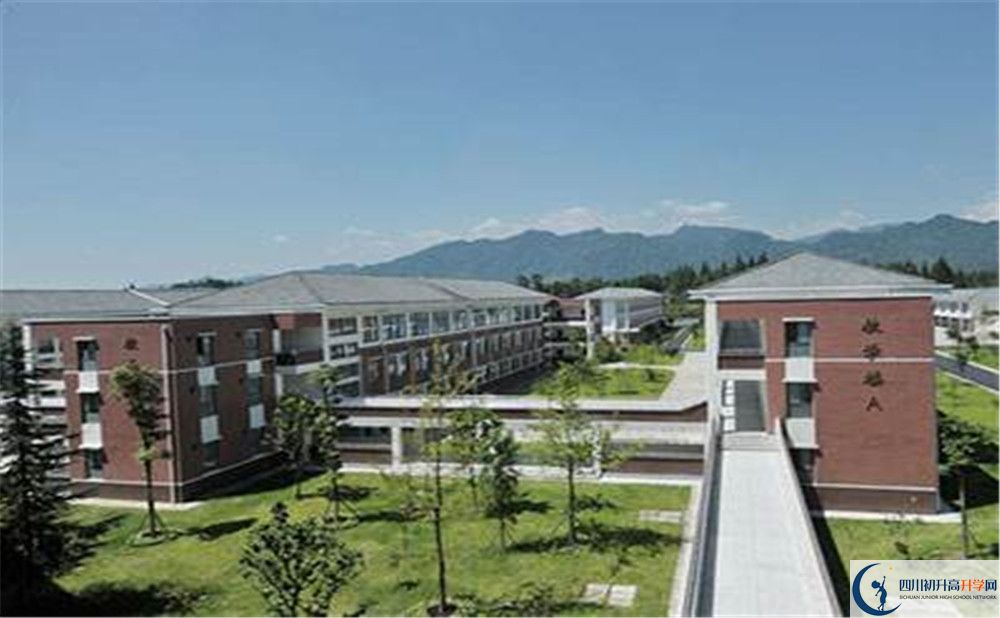 青城山高級中學一年的學費是多少？