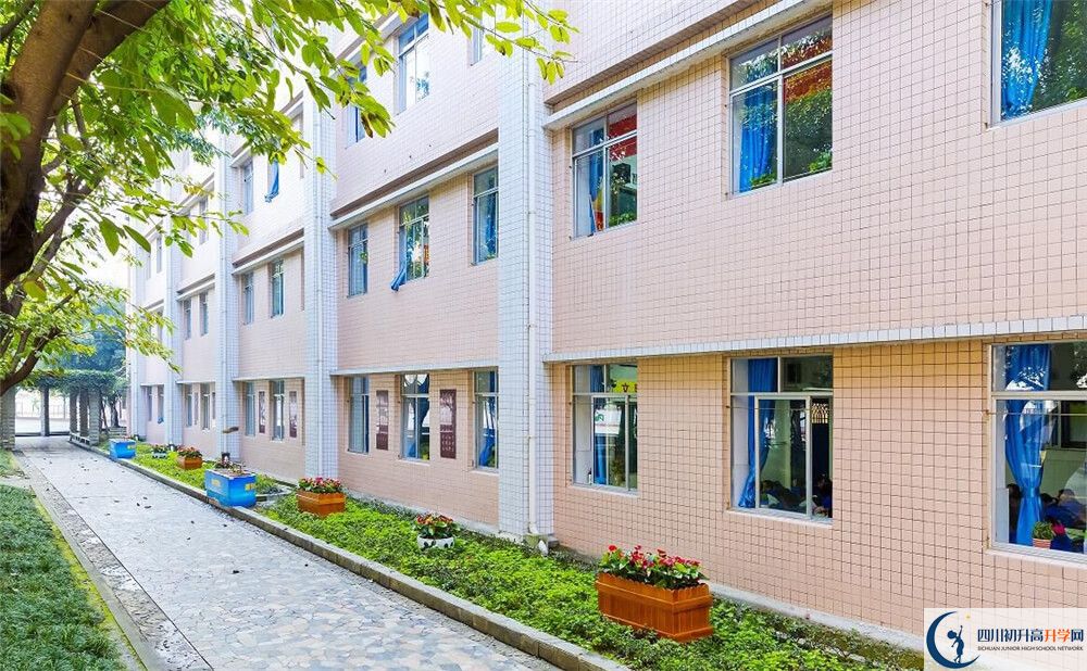 成都市第四十九中學的高中住宿好不好？